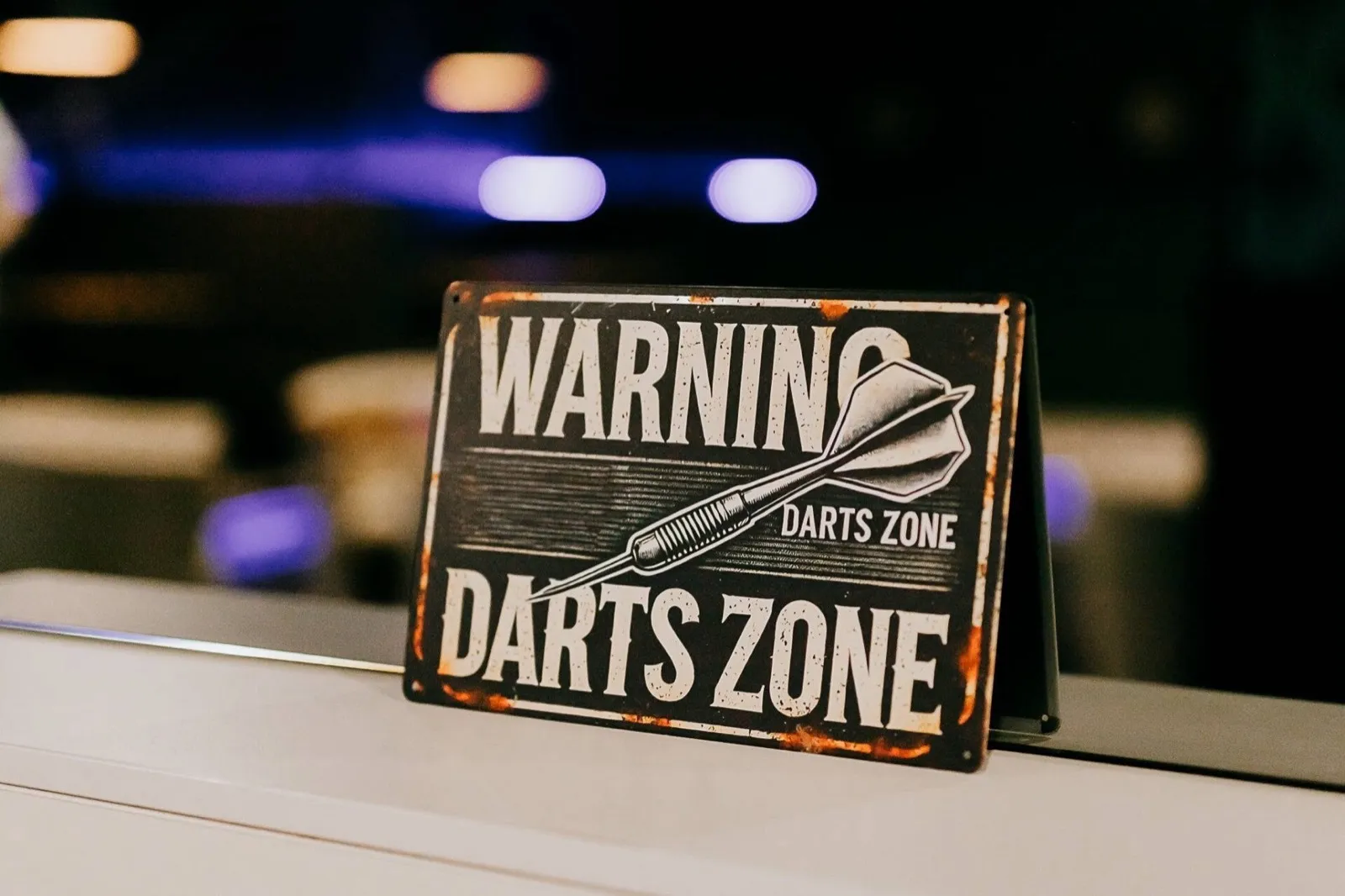 Tabliczka Warning Darts Zone na barze